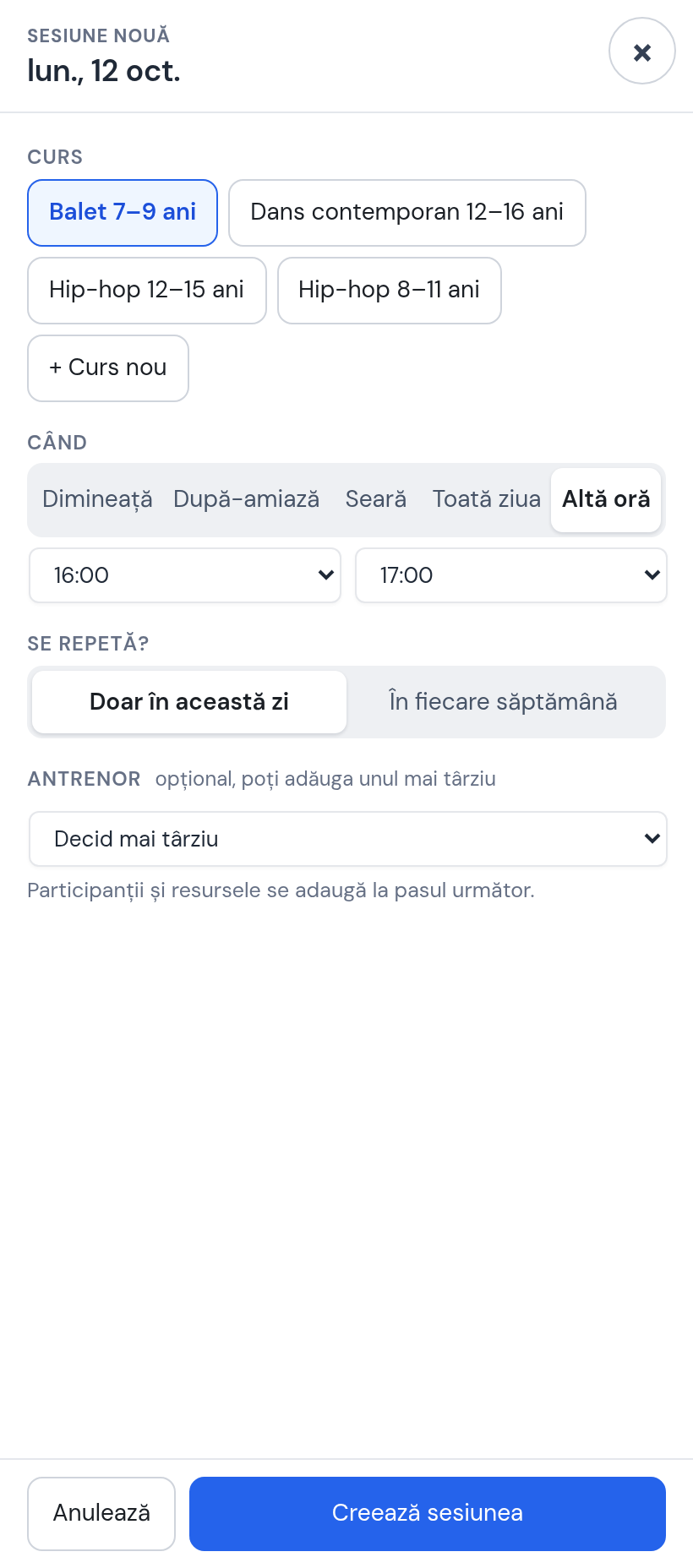 Fereastra Sesiune nouă pentru luni 12 oct., abia deschisă: cursurile existente ca butoane, + Curs nou, Altă oră 16:00–17:00 deja pusă, Doar în această zi, antrenor Decid mai târziu