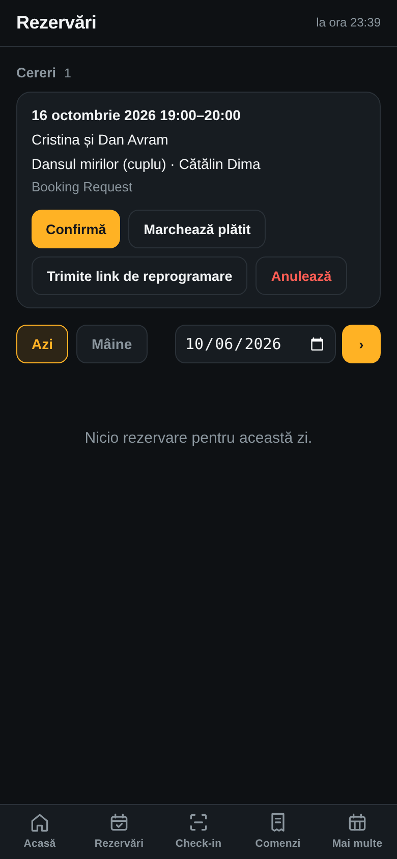 Aplicația de pe telefonul tău, ecranul Rezervări: cererea Cristinei și a lui Dan Avram pentru 16 octombrie 19:00–20:00, Dansul mirilor cu Andreea Pavel, butoanele Confirmă, Marchează plătit, Trimite link de reprogramare, Anulează