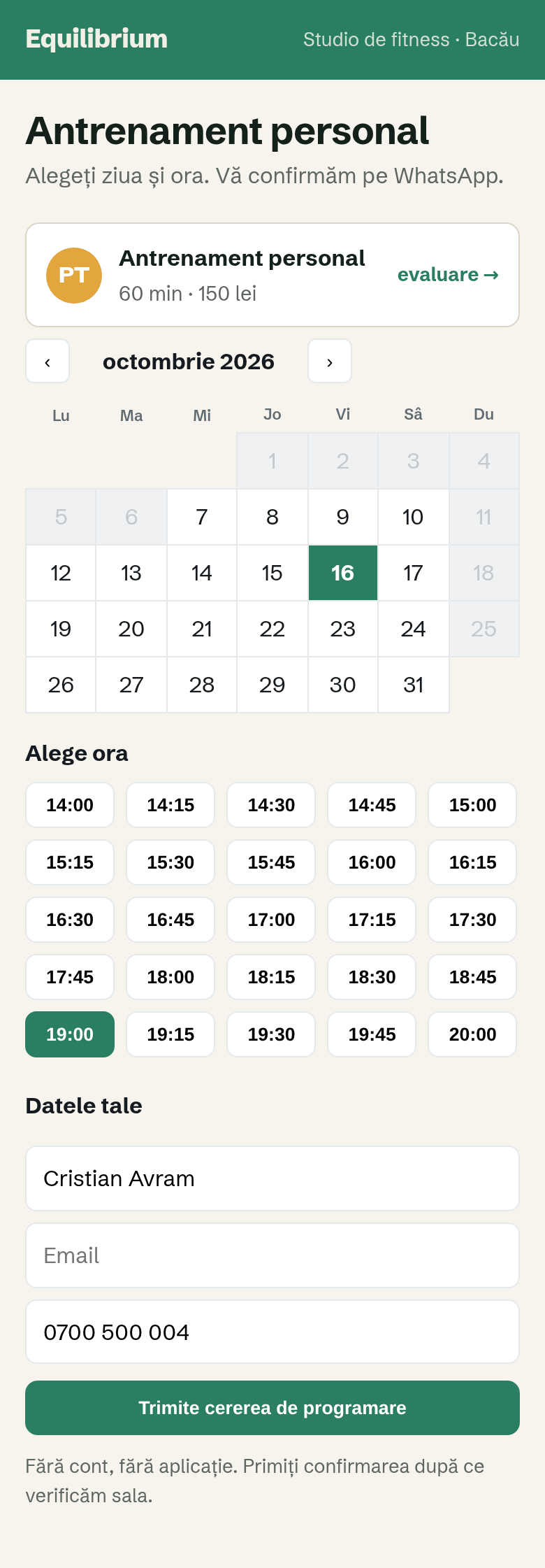 Pagina de programări a studioului pe telefon: Antrenament personal, 60 min, 150 lei, calendarul cu vineri 16 ales, ora 19:00 aleasă, numele Cristian Avram și telefonul, butonul Trimite cererea de programare