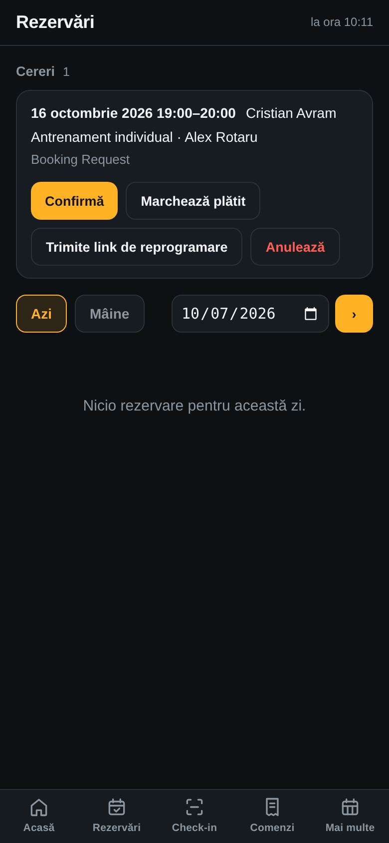 Aplicația de pe telefonul tău, ecranul Rezervări: cererea lui Cristian Avram pentru 16 octombrie 19:00–20:00, Antrenament individual cu Dan Mureșan, butoanele Confirmă, Marchează plătit, Trimite link de reprogramare, Anulează