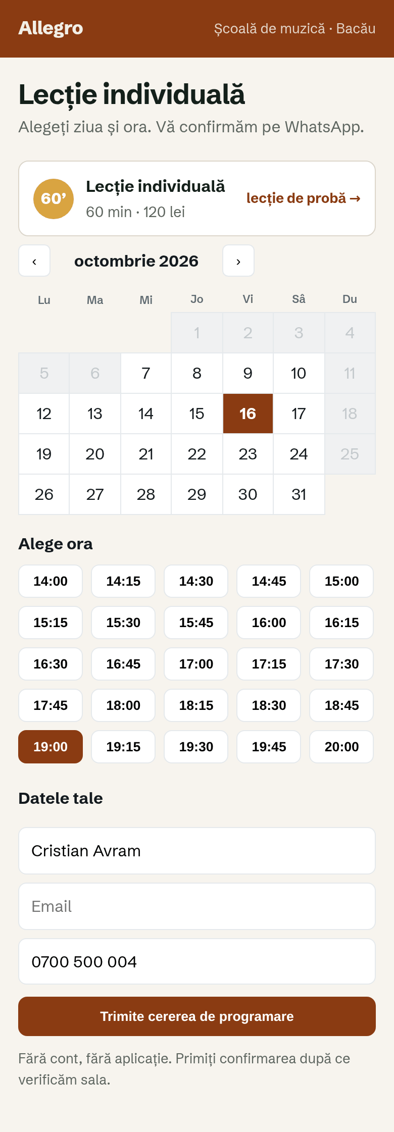Pagina de programări a școlii pe telefon: Lecție individuală, 60 min, 120 lei, calendarul cu vineri 16 ales, ora 19:00 aleasă, numele Cristian Avram și telefonul, butonul Trimite cererea de programare