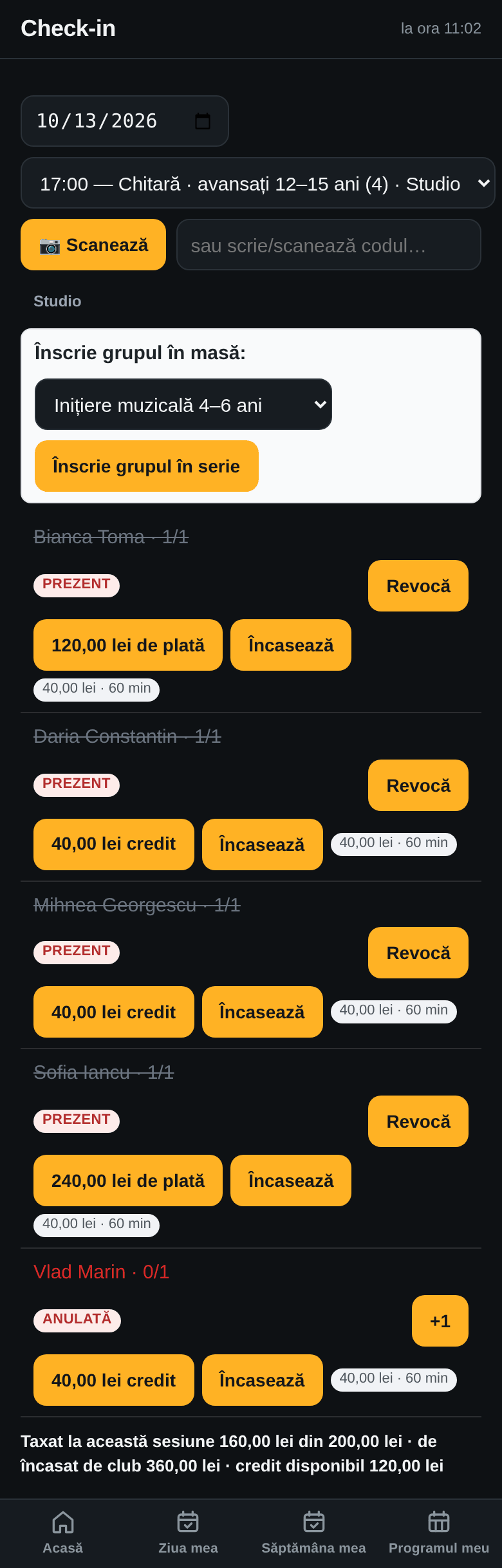 Aceeași listă după prezență: copiii marcați Prezent, cu butonul Revocă, soldurile scăzute cu 40 lei; jos, cât s-a taxat la această sesiune și cât are școala de încasat