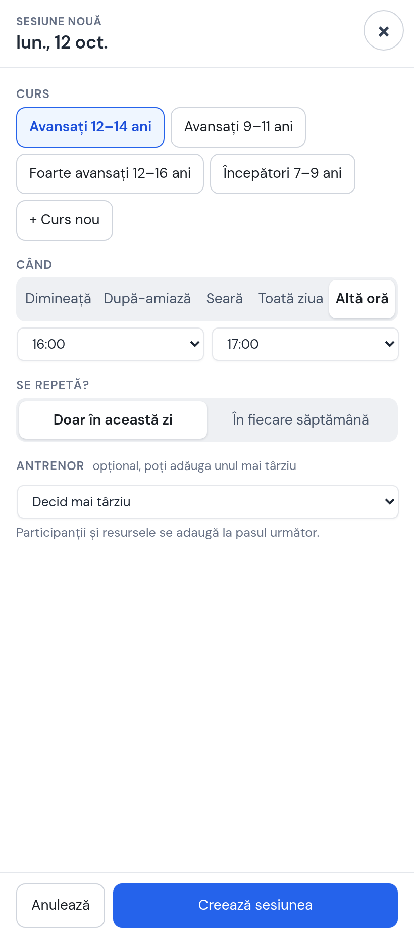 Fereastra Sesiune nouă pentru luni 12 oct., abia deschisă: cursurile existente ca butoane, + Curs nou, Altă oră 16:00–17:00 deja pusă, Doar în această zi, antrenor Decid mai târziu
